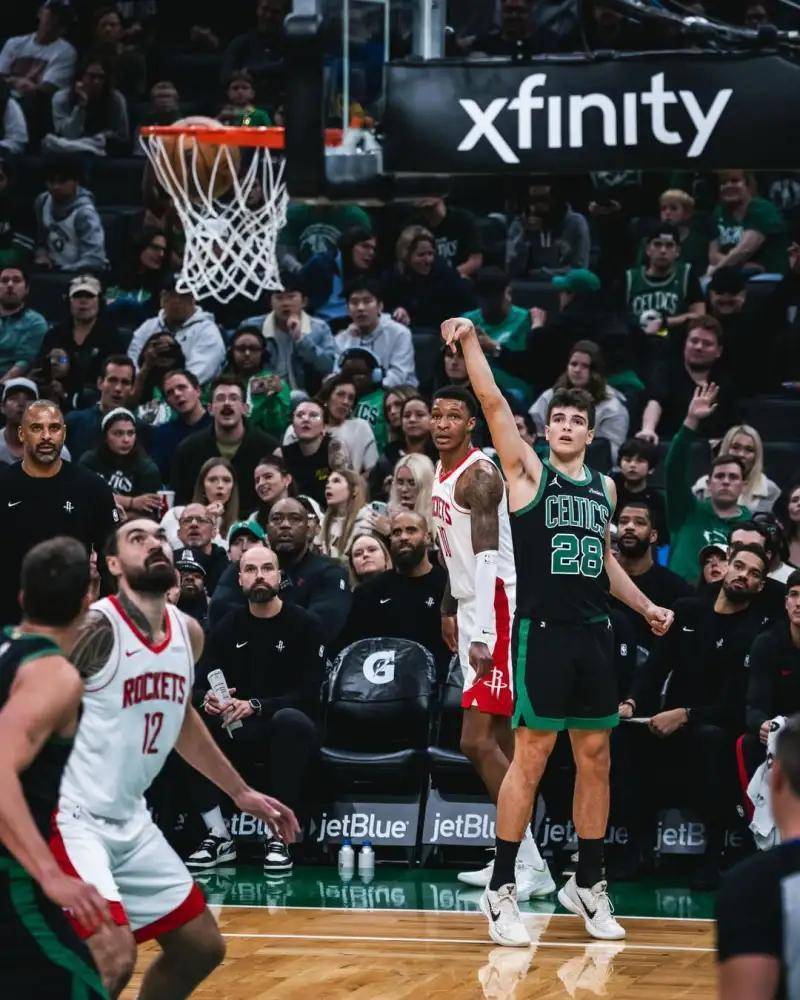 青岛队力克凯尔特人，西亚卡姆高光表现