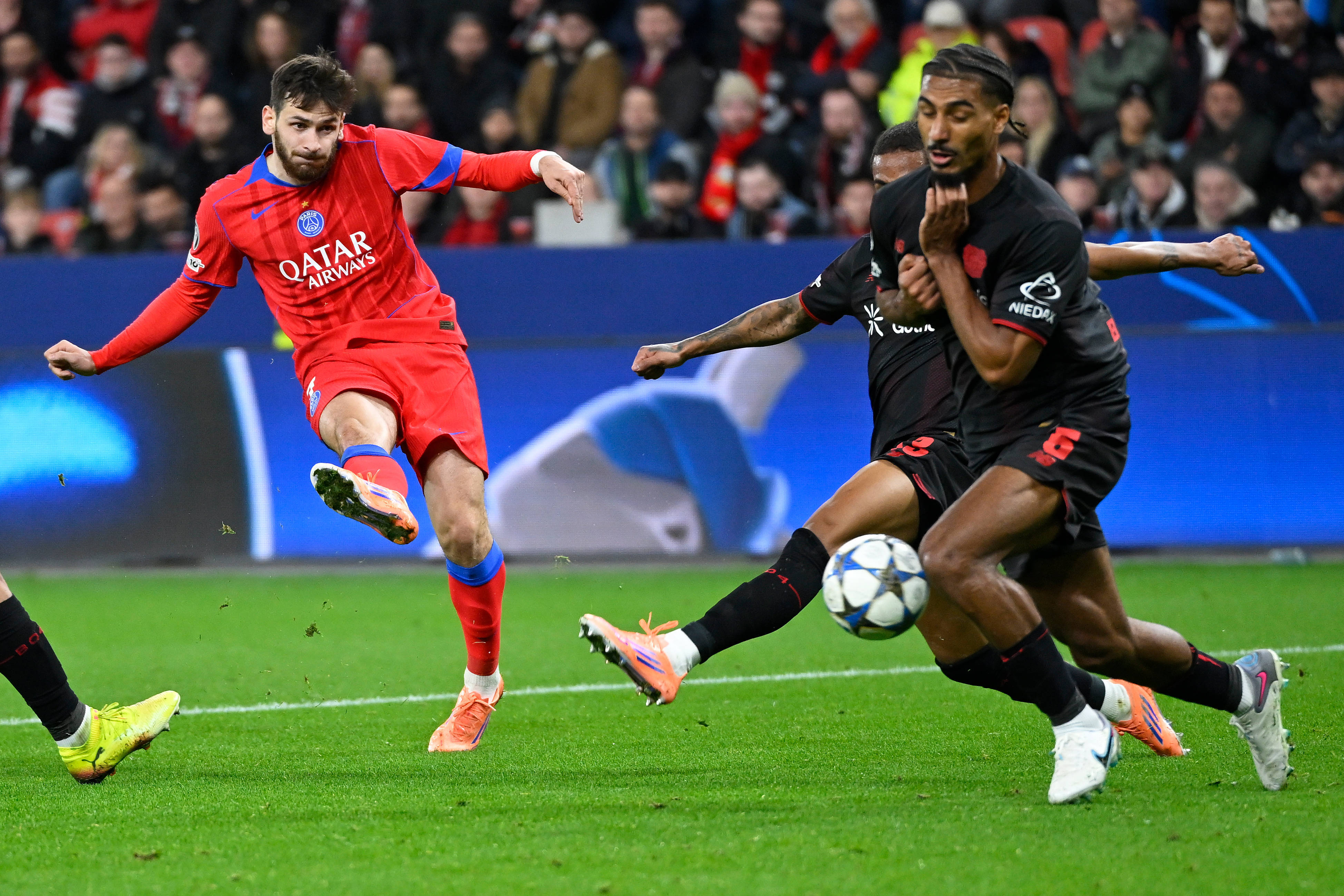 勒沃库森完胜德国，阿什拉夫扛起全队