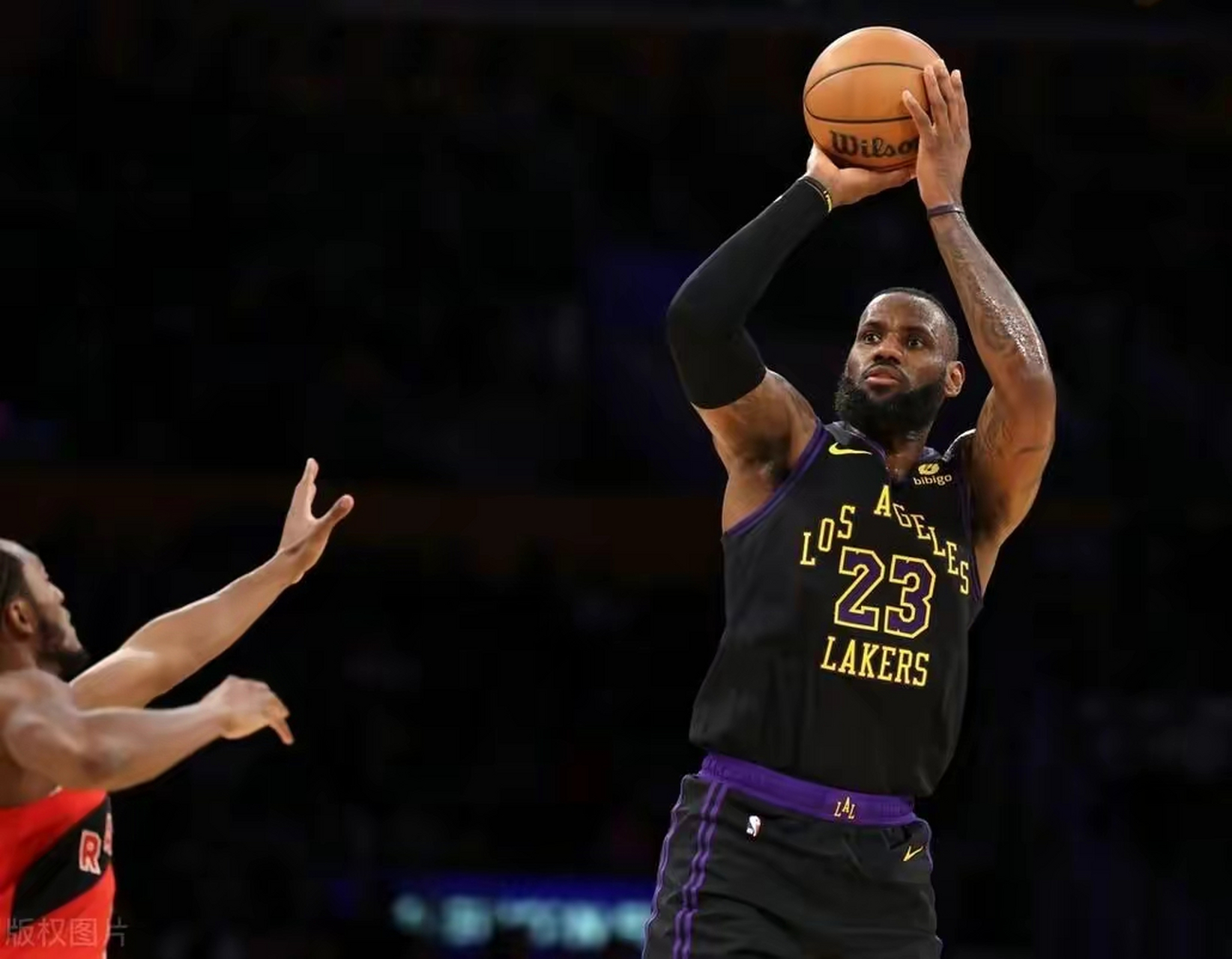 湖人翻盘猛龙,浓眉哥刷新纪录 湖人翻盘猛龙,浓眉哥刷新纪录