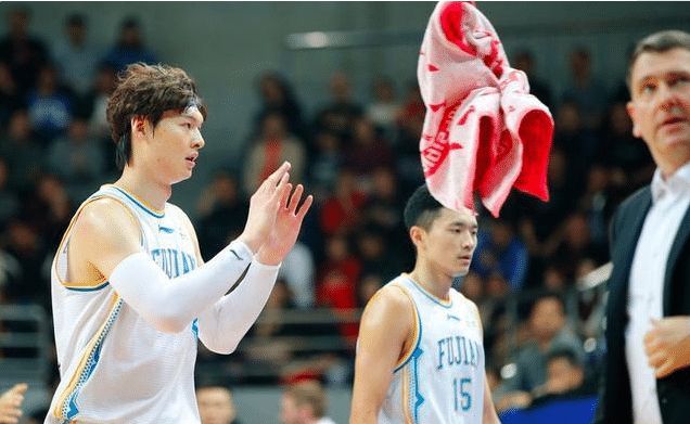 凯尔特人横扫青岛队,王哲林状态火热 凯尔特人横扫青岛队,王哲林状态火热