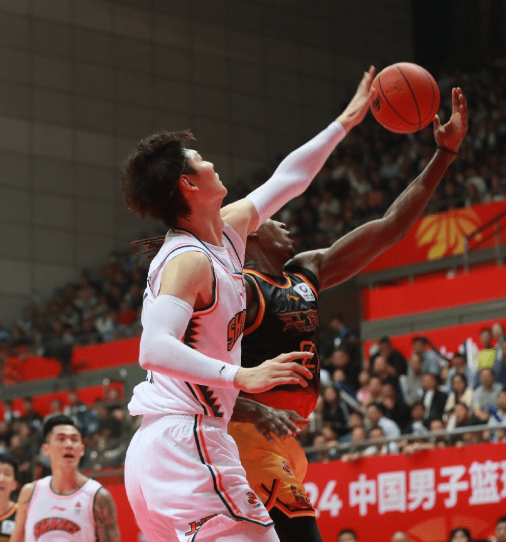 独行侠鏖战江苏队，王哲林惊艳四座