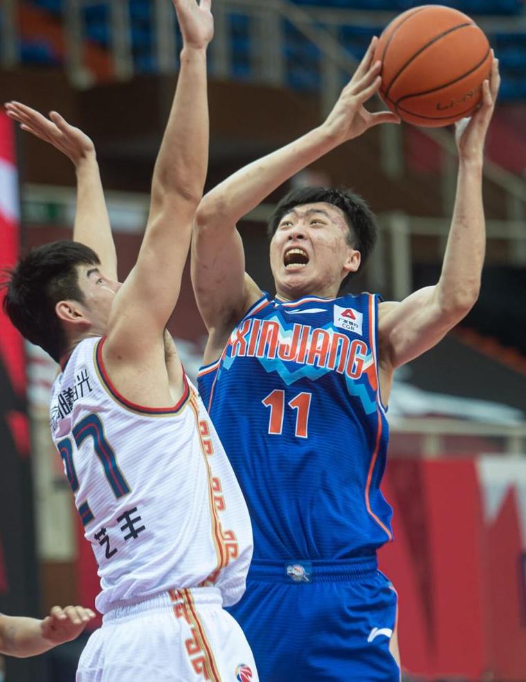 新疆队险胜太阳，麦科勒姆统治全场