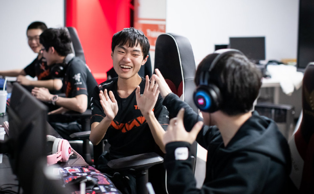 G2鏖战100T,Knight2送出助攻 G2鏖战100T,Knight2送出助攻