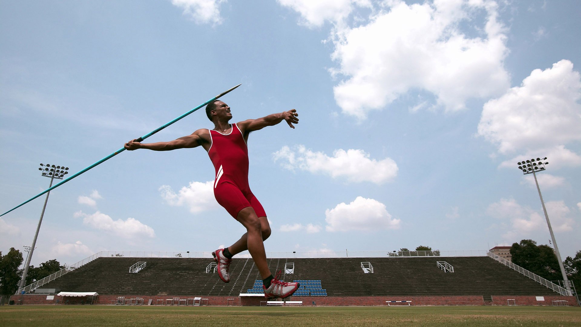 当传奇交错，湖人险胜之夜，克莱在另一个战场抢七